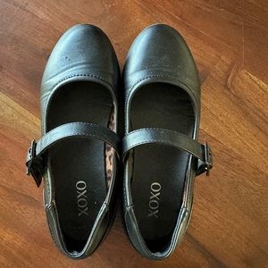 Girls dress shoes (Mary jane’s) size 2